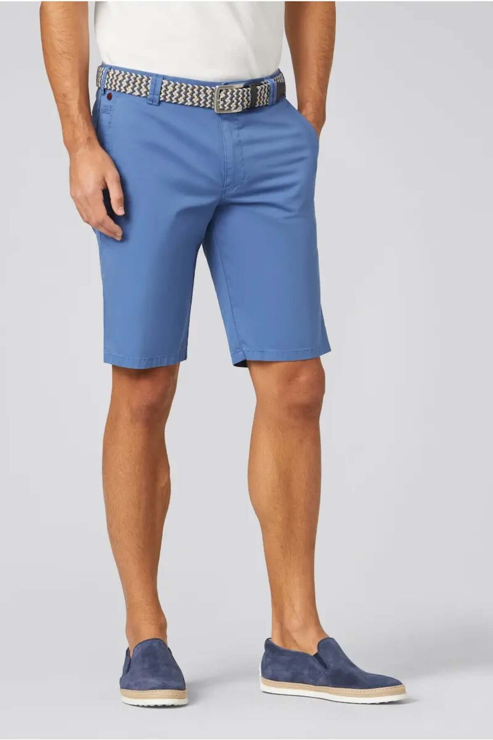 Shorts en chino bleu, élégants et confortables, parfaits pour l'été avec ceinture joliment assortie.