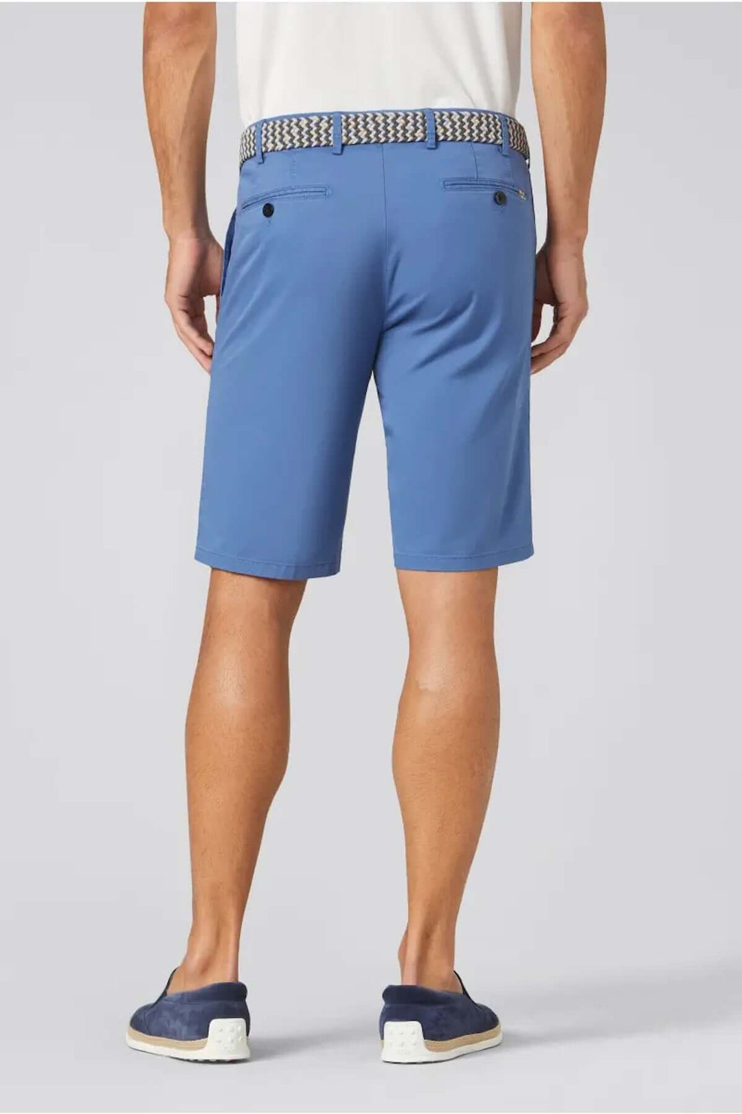 Short chino bleu à coupe droite, poches discrètes, idéal pour l&