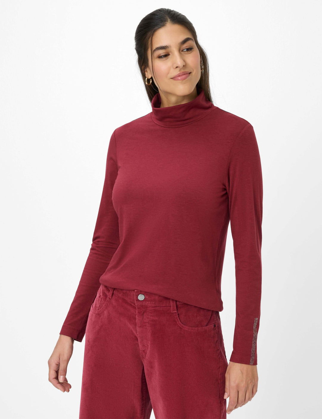 Col roulé CARINA.L en jersey bourgogne, doux et confortable, porté par une femme, idéal sous un blazer pour un style élégant.