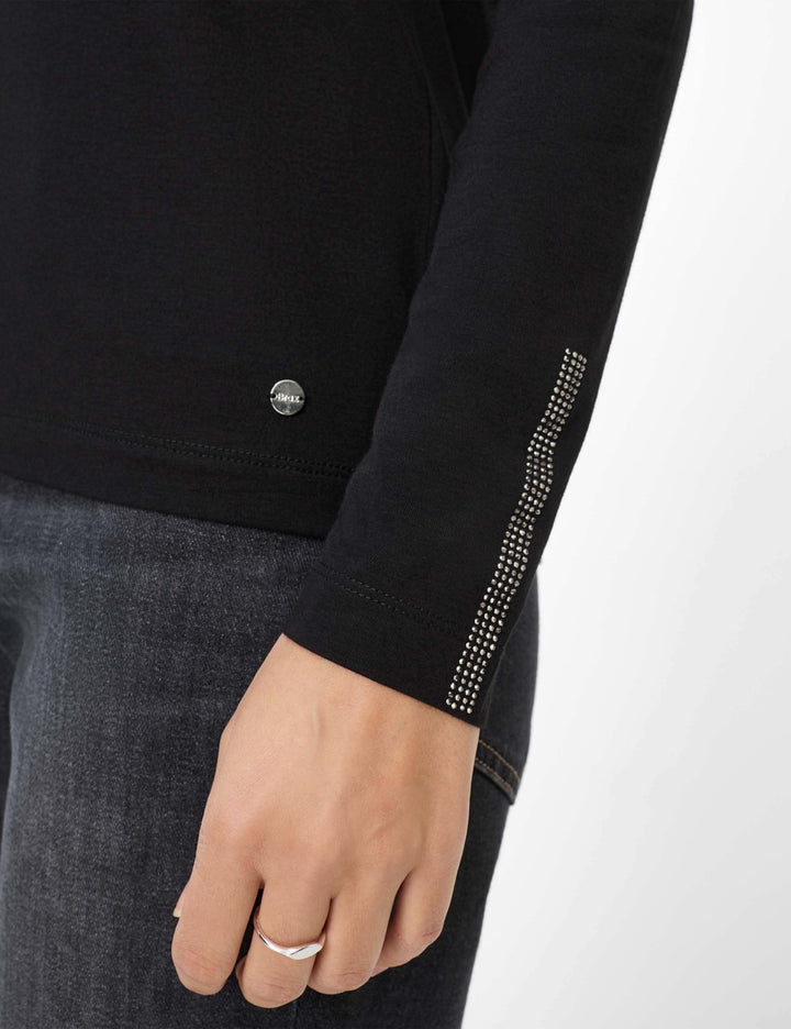 Poignet détaillé du Col roulé CARINA.L, en jersey extensible noir, design moderne et élégant, idéal pour une tenue quotidienne.