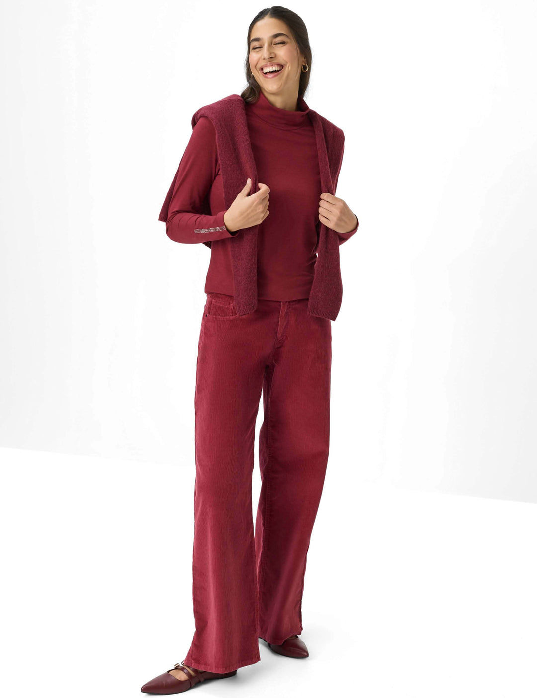Col roulé CARINA.L en jersey bordeaux, coupe ajustée, montré avec un tricot assorti pour une tenue élégante et confortable.