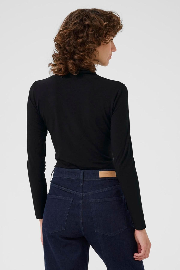 Femme portant un col roulé Efinas noir, coupe ajustée, manches longues, vue de dos.