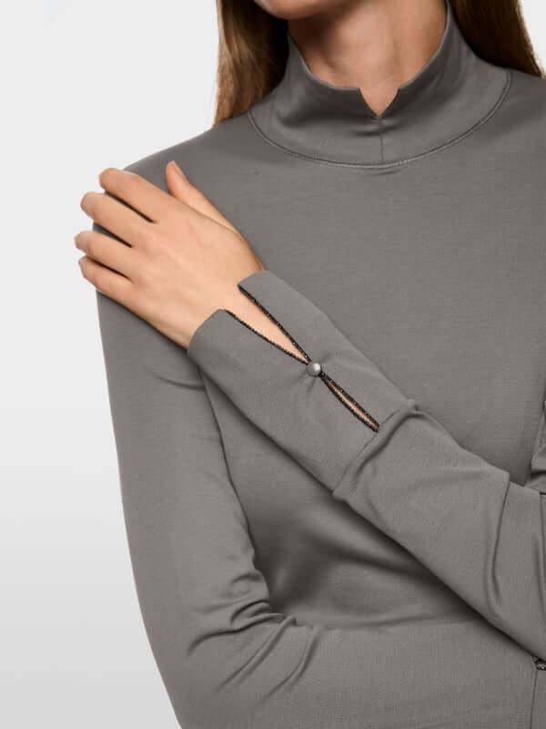 Col roulé ajusté avec détails zippés discrets, col fendu moderne, design élégant. Parfait pour un look chic avec jupe ou pantalon.