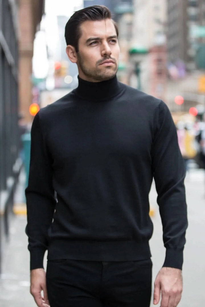 Homme marchant en ville, portant un col roulé noir élégant et moderne, look sophistiqué dans la mode urbaine.