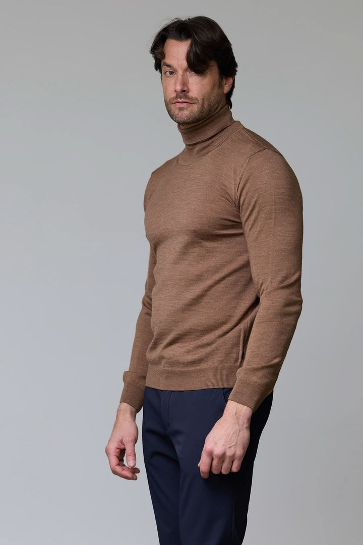 Homme portant un col roulé en laine mérinos marron, élégant et ajusté, parfait pour un look raffiné et intemporel.