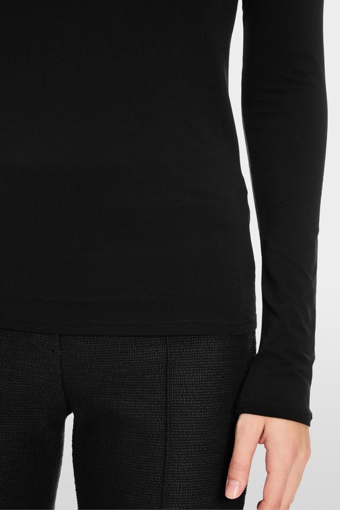 Col roulé mince en tissu extensible noir, avec coupe cintrée et surpiqûres doubles, idéal pour un style élégant et confortable.