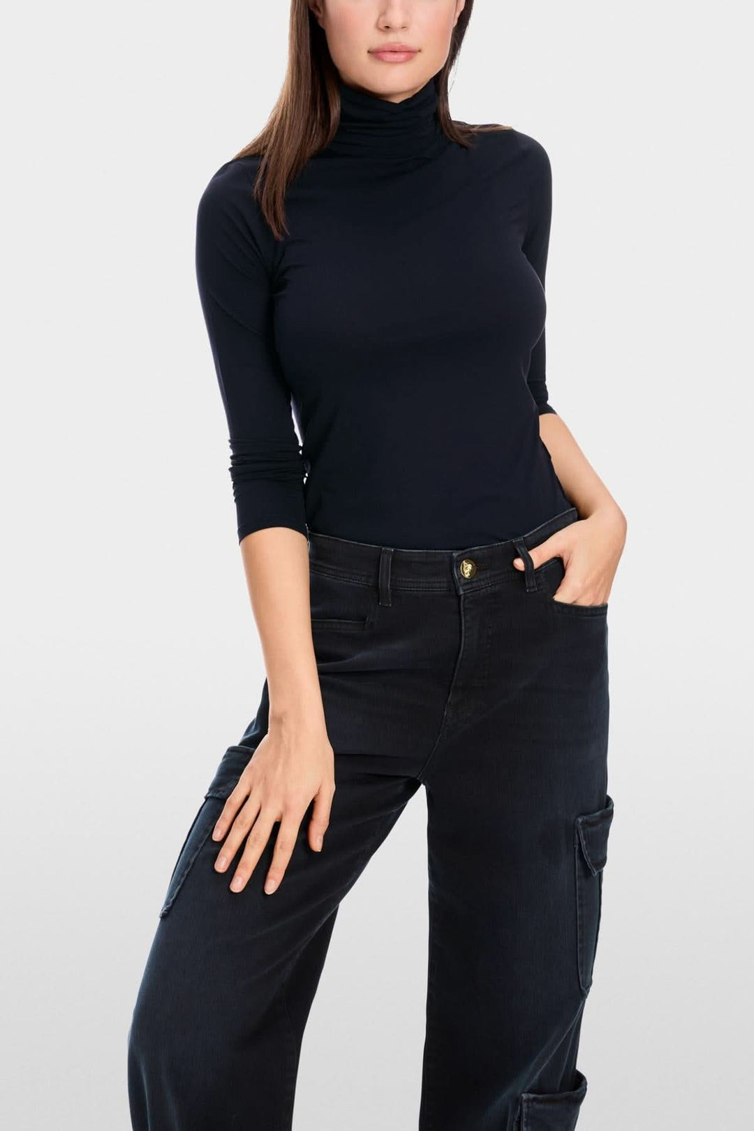 Col roulé mince en tissu extensible pour un confort optimal, coupe cintrée pour une silhouette élégante, porté avec un jean.