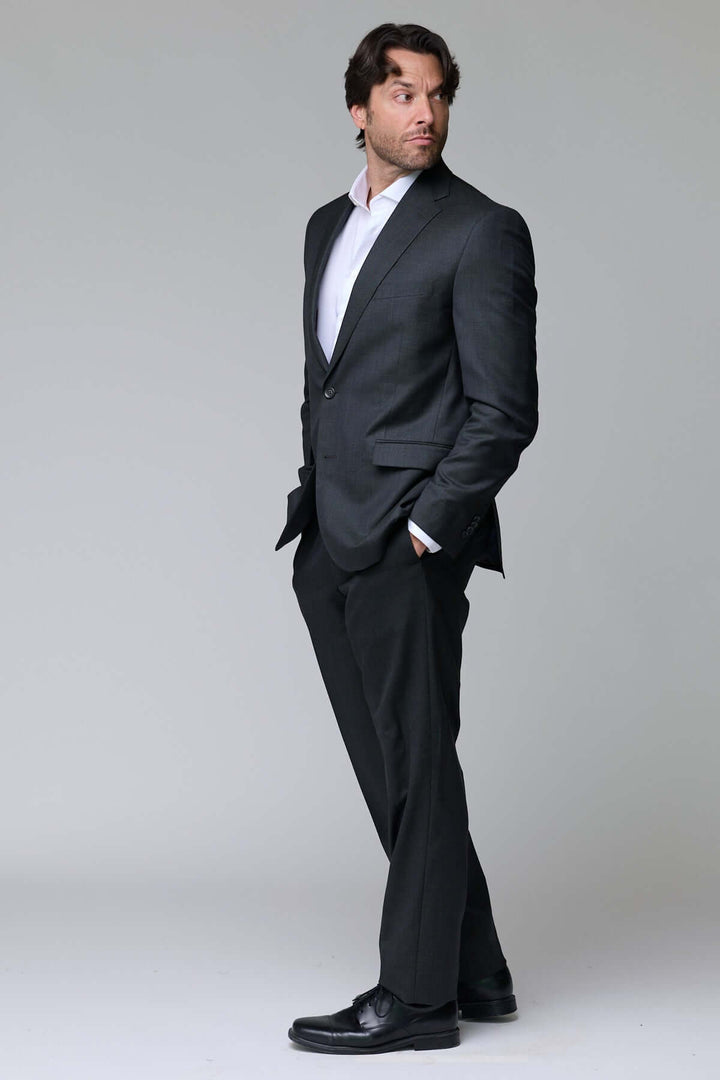 Alt Tag: Complet classique deux pièces élégant pour homme, coupe ajustée, pour bureau et événements formels.