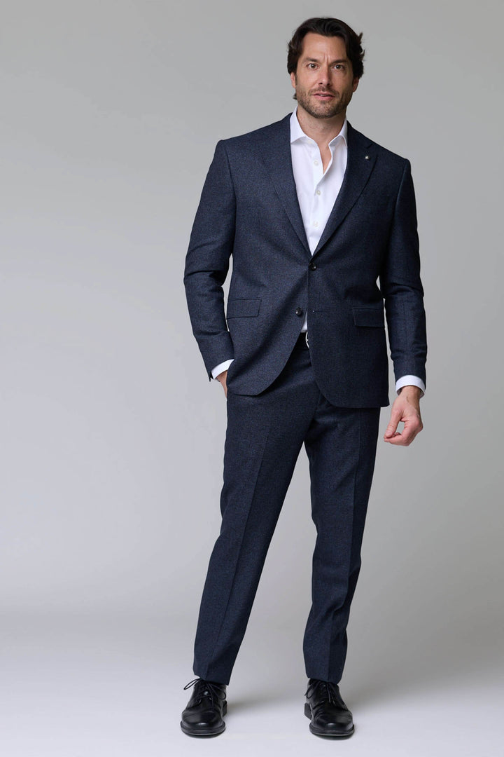 Complet en laine texturée coupe ajustée, veste à deux boutons et pantalon à plis élégants.