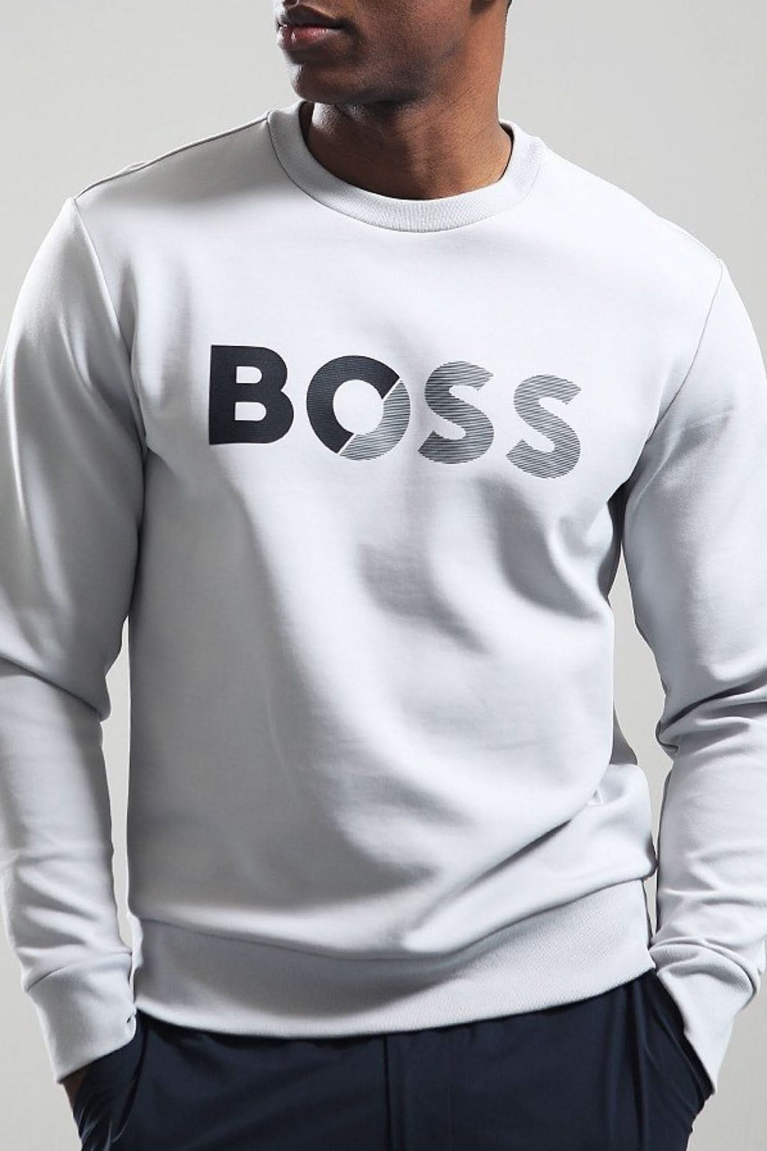 Chandail Coton ouaté Salbo en gris, avec logo BOSS, confortable et stylé, encolure ronde classique.