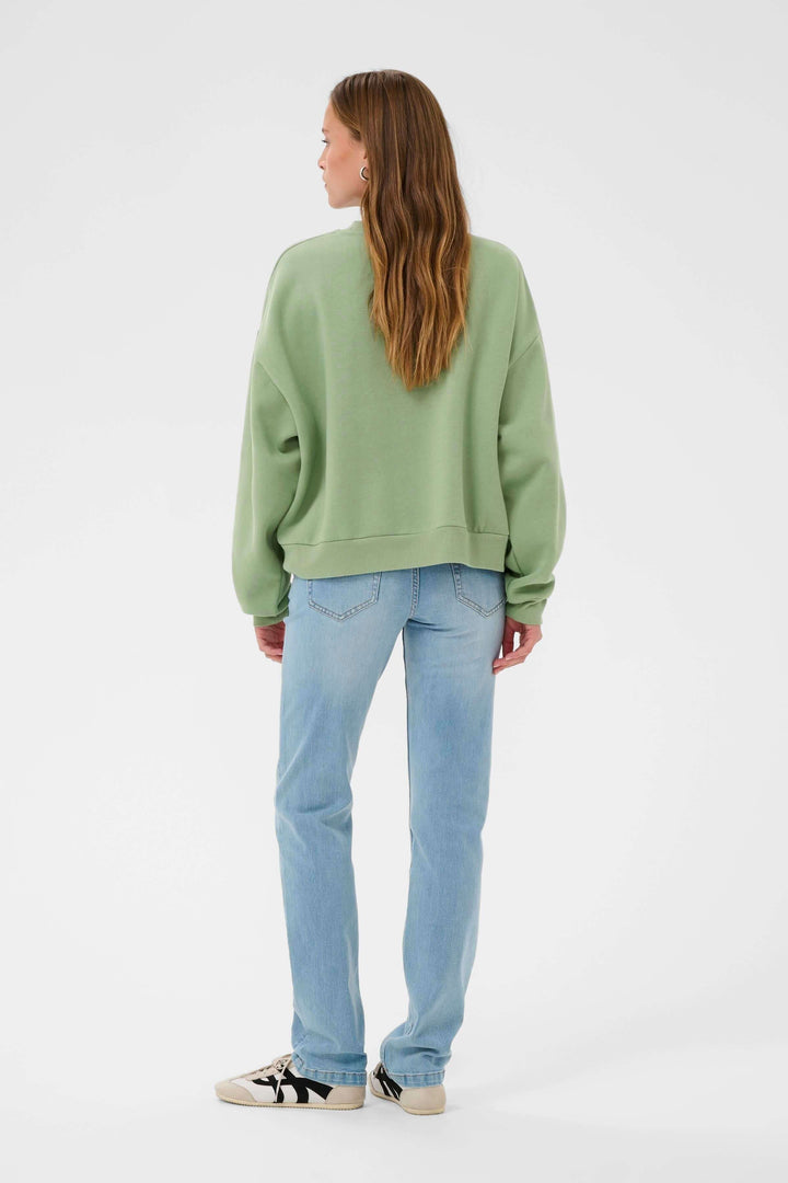 Arrière du Coton ouaté Sussi vert, style universitaire décontracté, coupe ample et confortable avec jean, vue de dos.