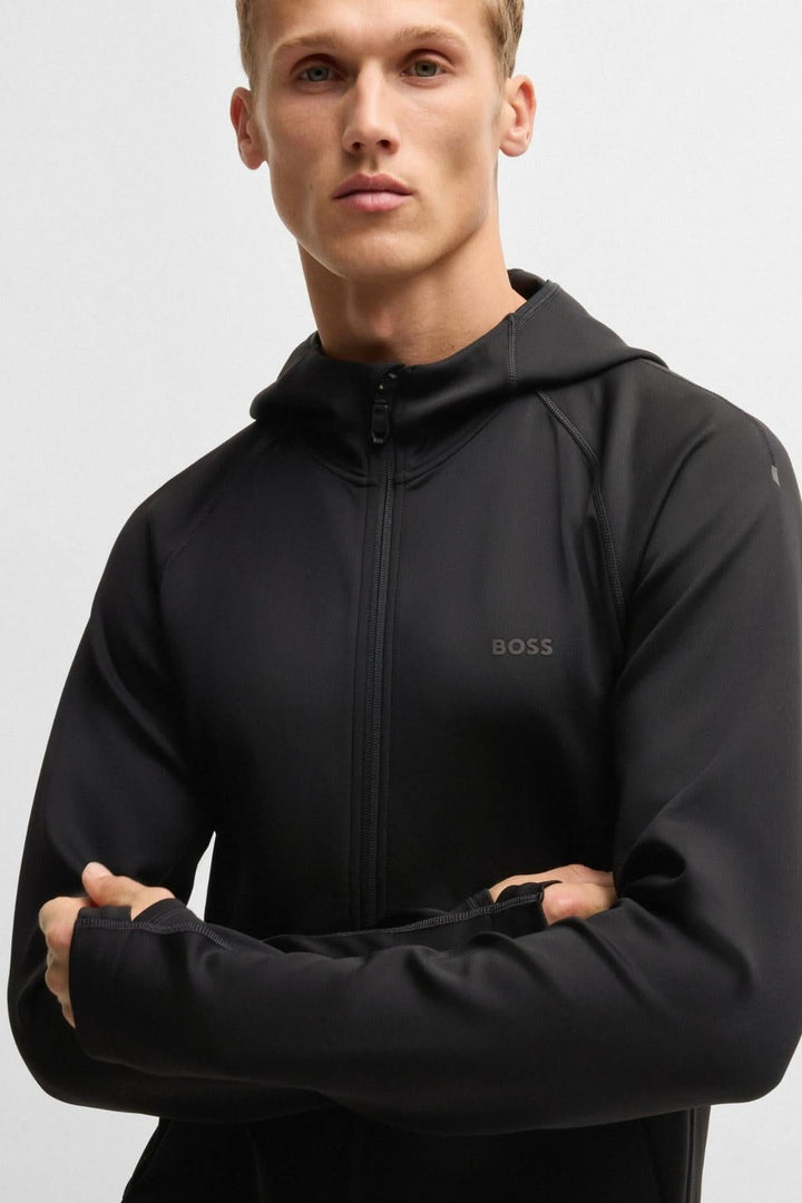 Veste sportive BOSS en noir, idéale pour l'entraînement avec capuche et tissu extensible.