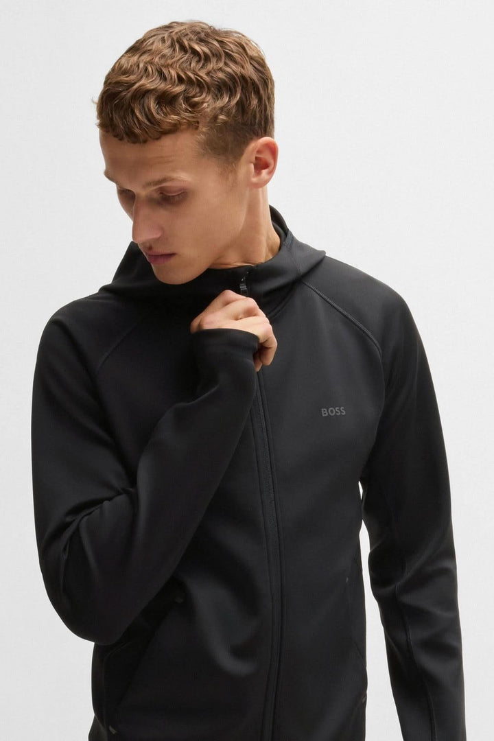 Veste sportive BOSS en noir, avec capuche, idéale pour l'entraînement et le confort.