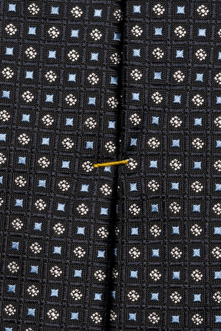 Geometric pattern tie