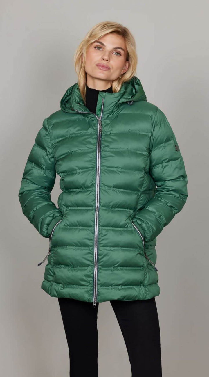 Doudoune matelassée Mie verte avec capuche amovible, fermeture éclair double sens et poches zippées, élégante et moderne.