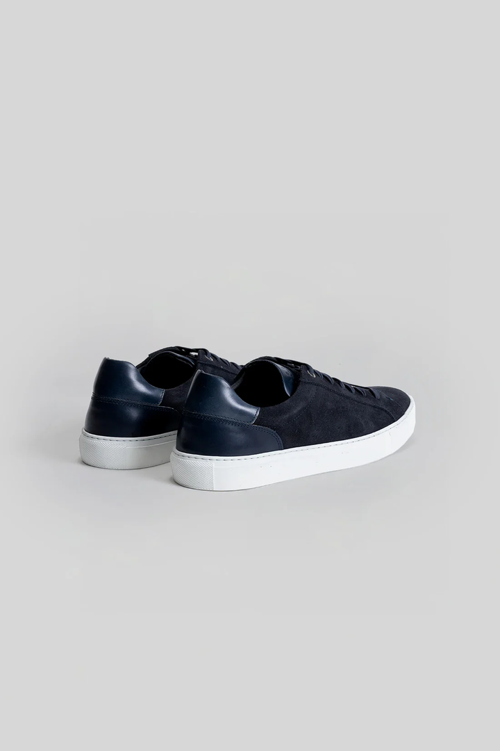 Espadrille Huberto en suede contemporaine, élégante, fabriquée en Italie avec construction Strobal et semelle cupsole cousue.