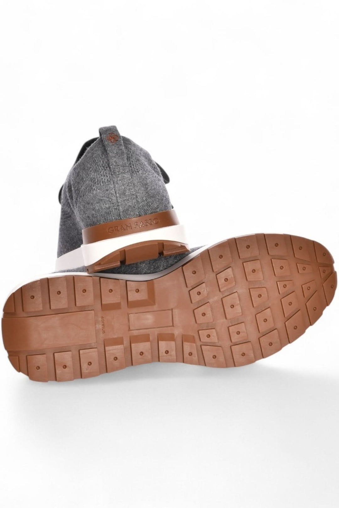 Vue de dessous des espadrilles en maille et cuir suédé, semelle en caoutchouc marron. Ce produit offre confort et élégance moderne.