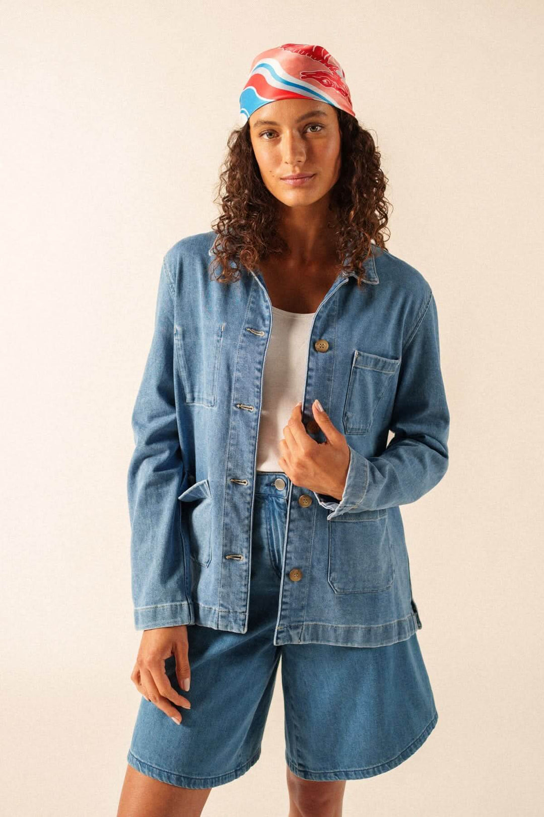 Modèle portant le Foulard CARRE FOND MARIN avec une tenue en denim, ajoutant une touche stylée et artistique à son look.