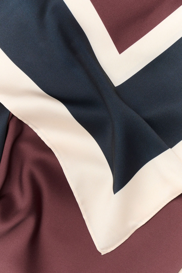 Foulard Namira avec motif graphique bicolore, tissu léger et soyeux, élégant accessoire de mode.