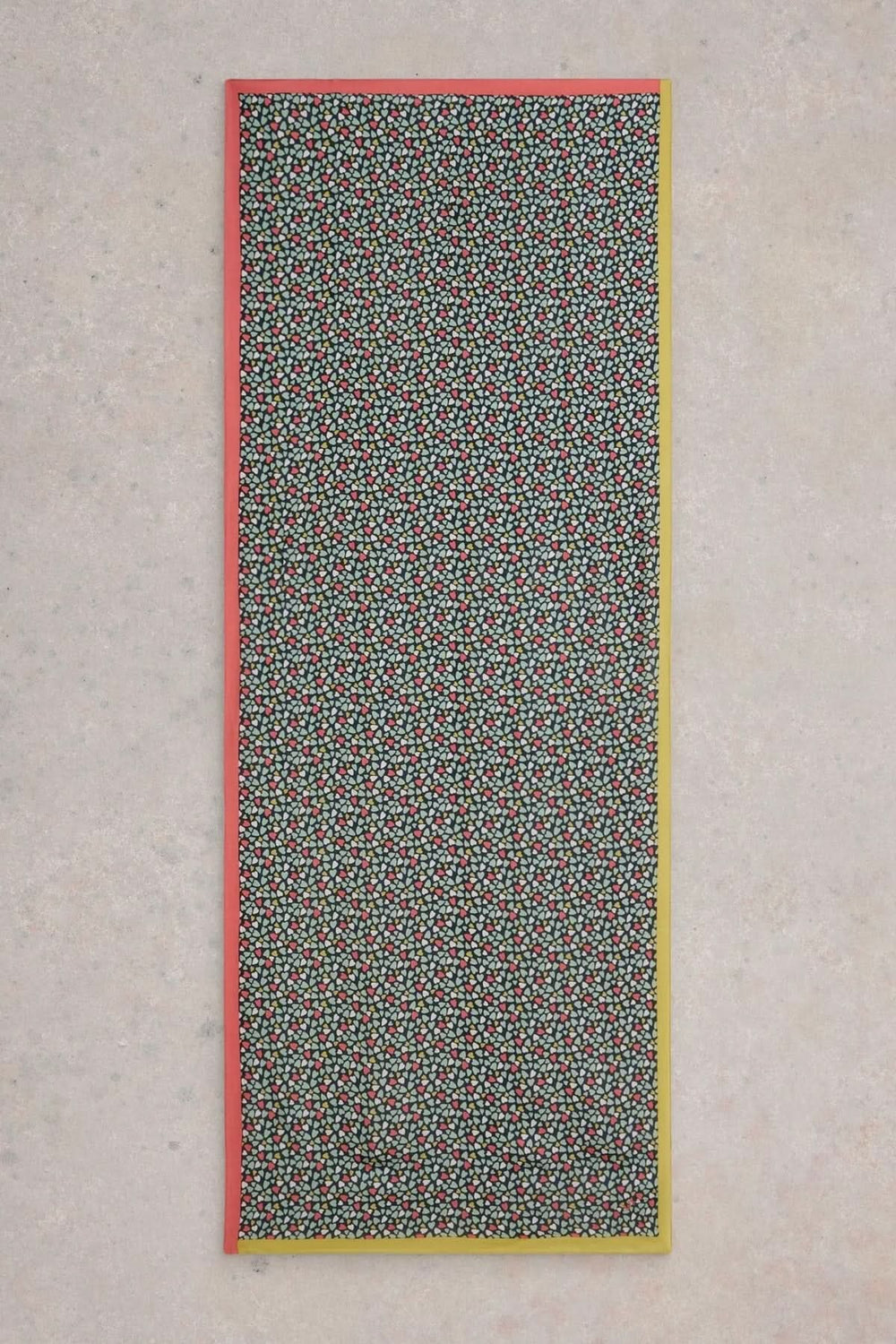 Foulard Sophie léger avec imprimé multicolore à motifs et bordures contrastantes, style polyvalent.
