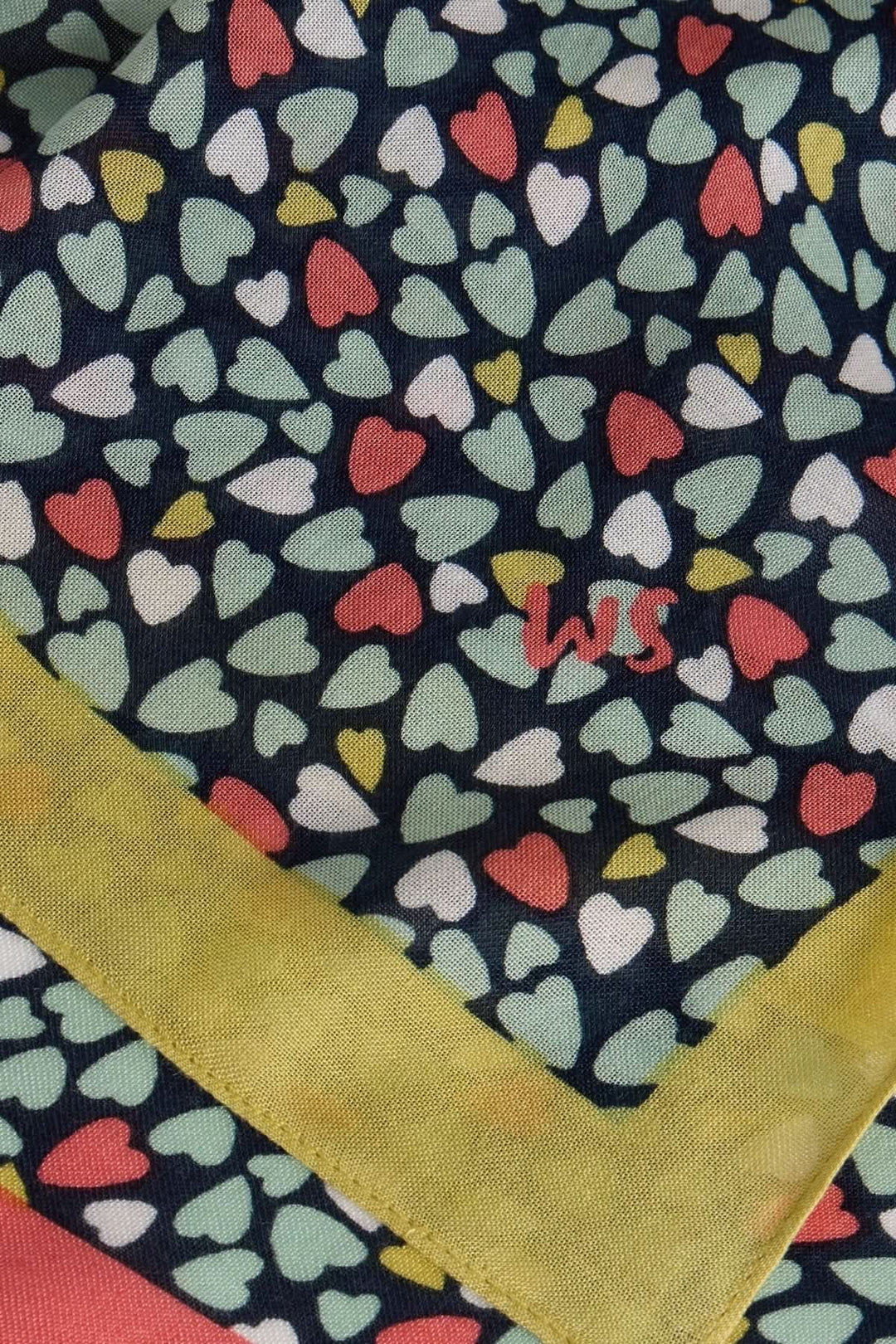 Foulard Sophie, imprimé coloré à petits cœurs avec bordures contrastantes, parfait pour un look élégant.