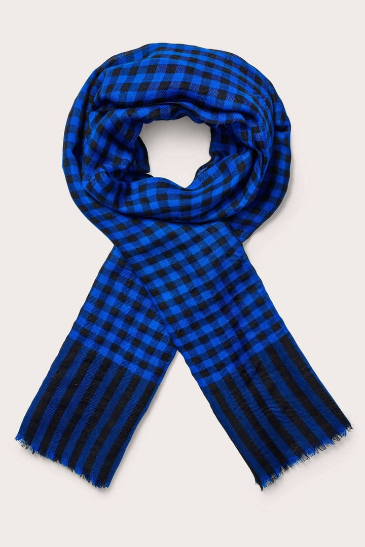 Foulard à carreaux noirs et bleus avec franges courtes, parfait pour ajouter du style à votre tenue.