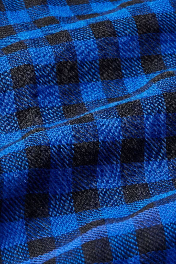 Tissu en écharpe à carreaux noirs et bleus, en laine fine, avec texture légèrement transparente.