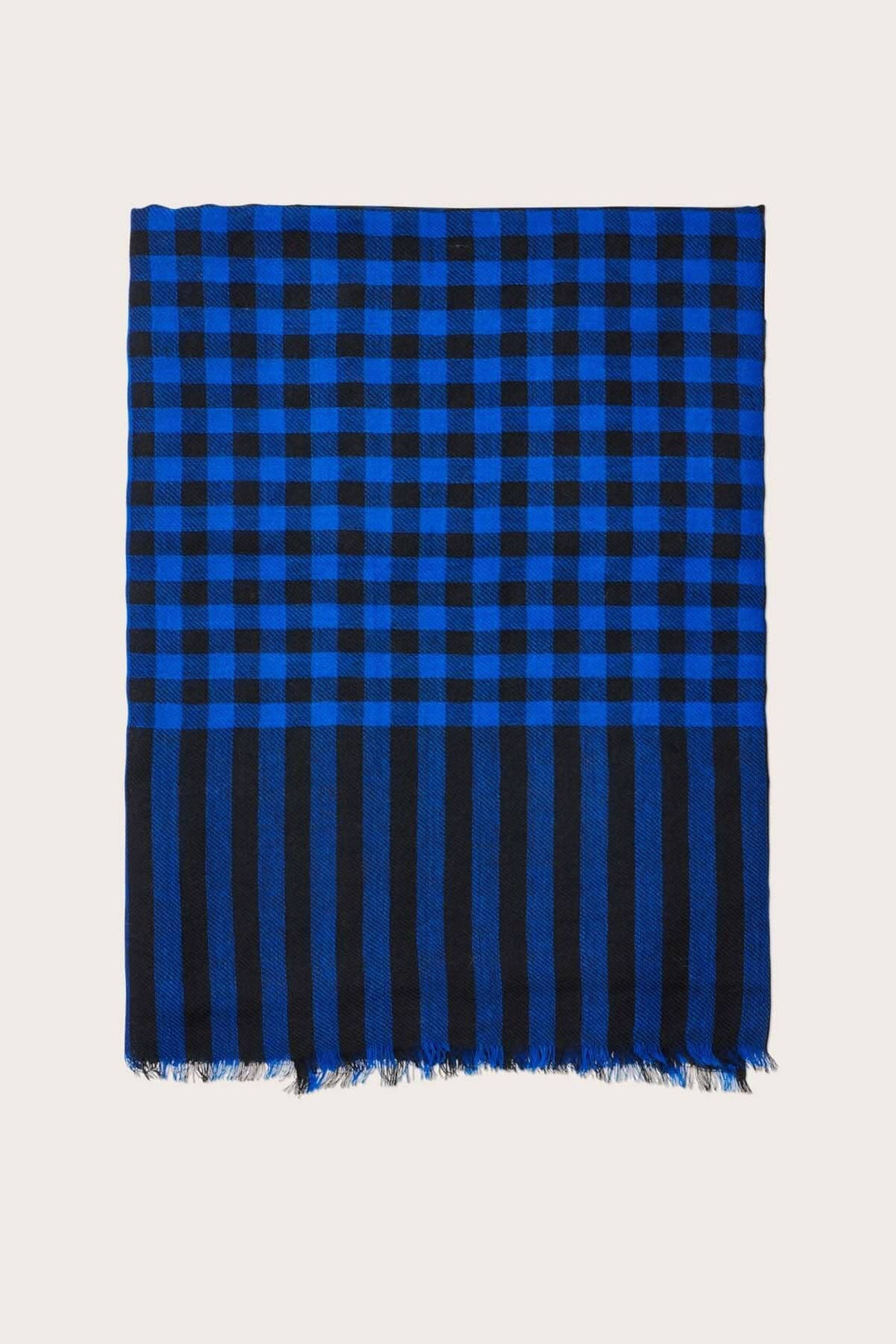 Écharpe à carreaux noirs et bleus en laine, avec franges courtes aux extrémités, ajoutant du style à votre tenue.