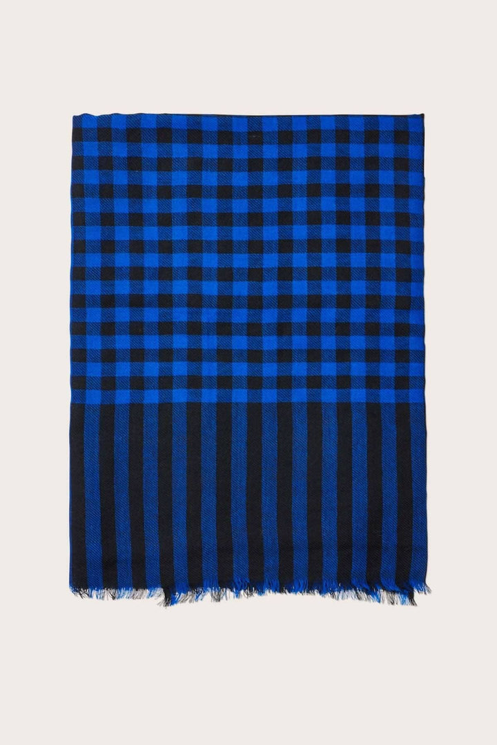 Écharpe à carreaux noirs et bleus en laine, avec franges courtes aux extrémités, ajoutant du style à votre tenue.