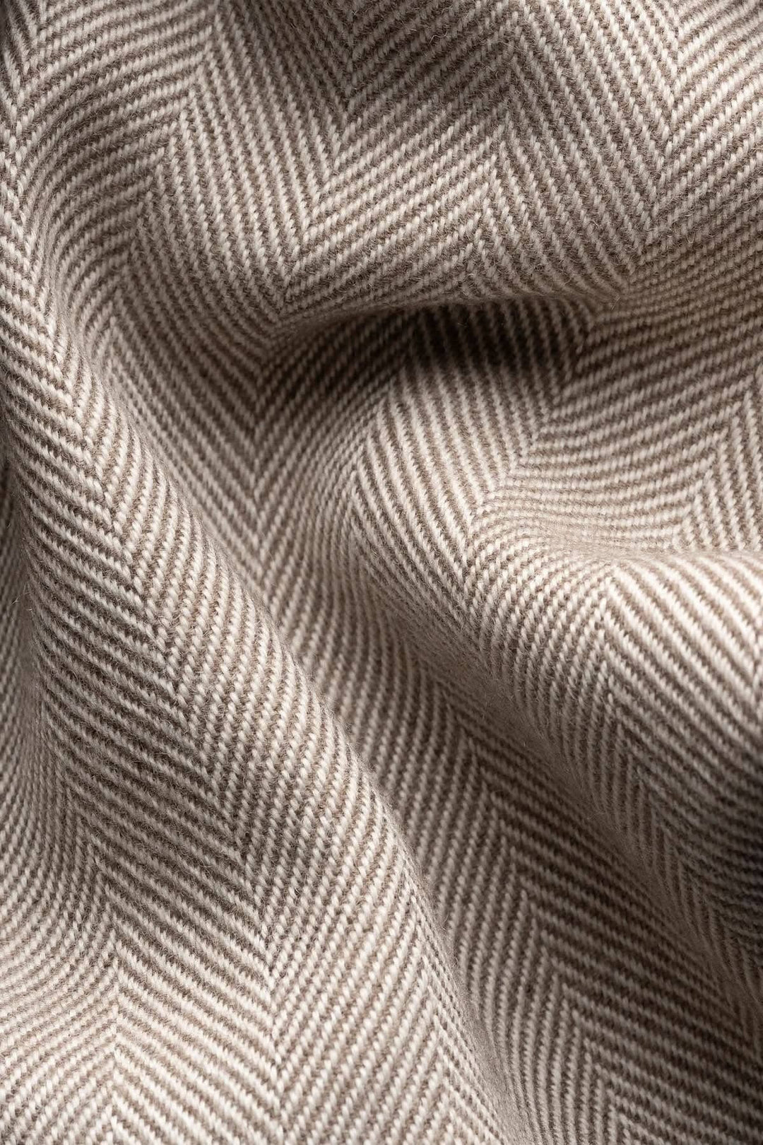 Tissu en laine à chevrons ton sur ton, texturé et élégant, idéal pour foulards raffinés.