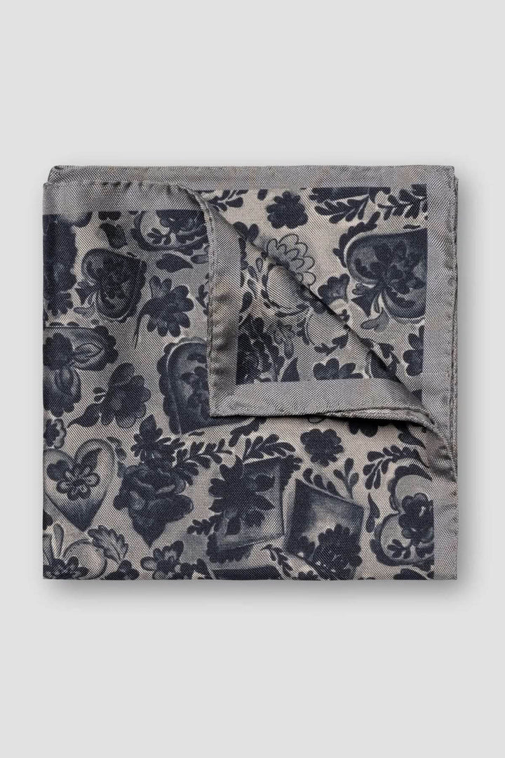 Foulard de poche à motif floral en soie avec finition roulottée à la main, élégant et sophistiqué pour veston uni.