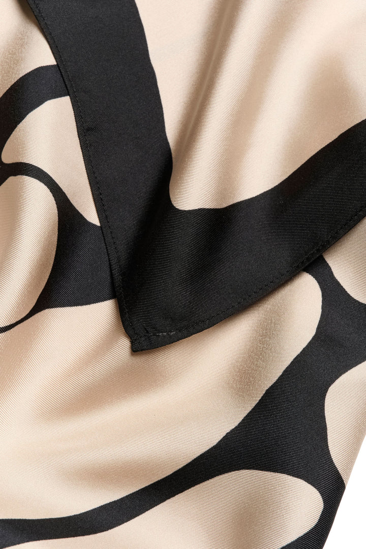 Foulard en soie Rafiq avec motif organique noir et beige, idéal pour une touche sophistiquée.