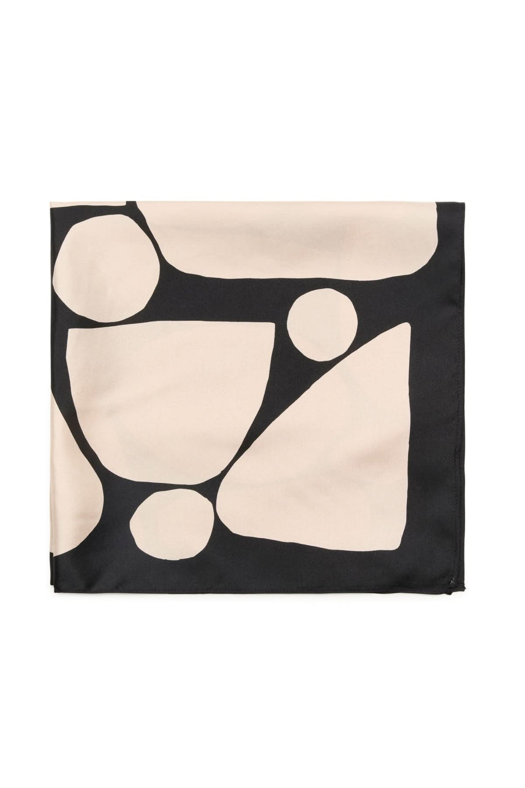 Foulard de soie Rafiq avec motif organique en noir et beige, ajoutant sophistication à votre tenue.