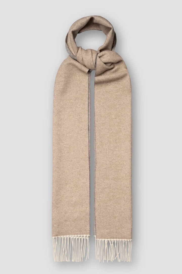 Foulard en cachemire unie beige avec franges, léger et respirant, confectionné en Italie.