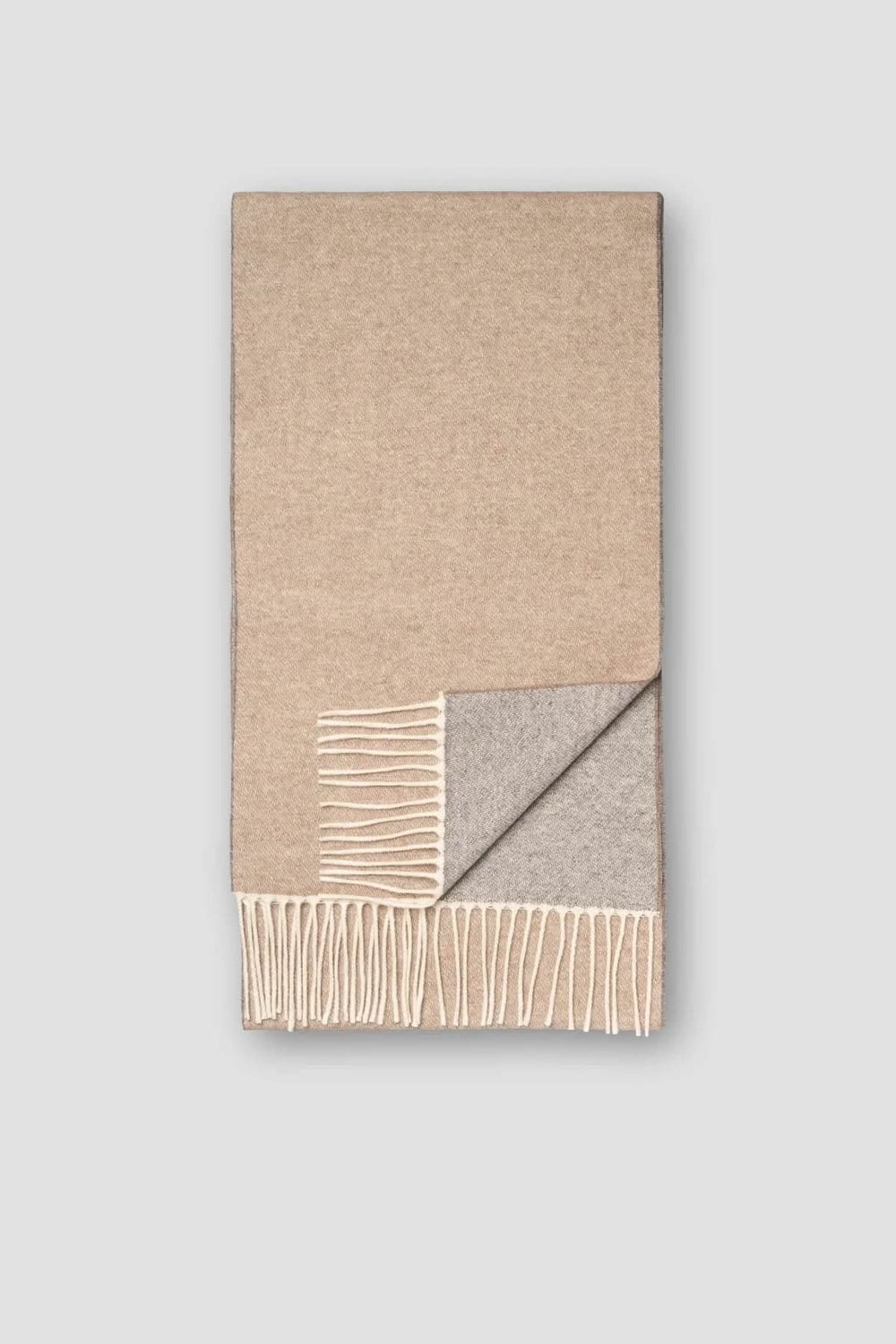 Foulard en cachemire unie, abeige, léger et doux, idéal pour l'automne avec franges élégantes.