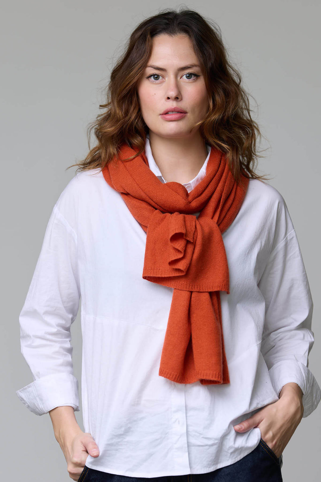 Foulard en laine doux et raffiné, idéal pour l'automne et l'hiver, porté sur une chemise blanche pour un style élégant et confortable.