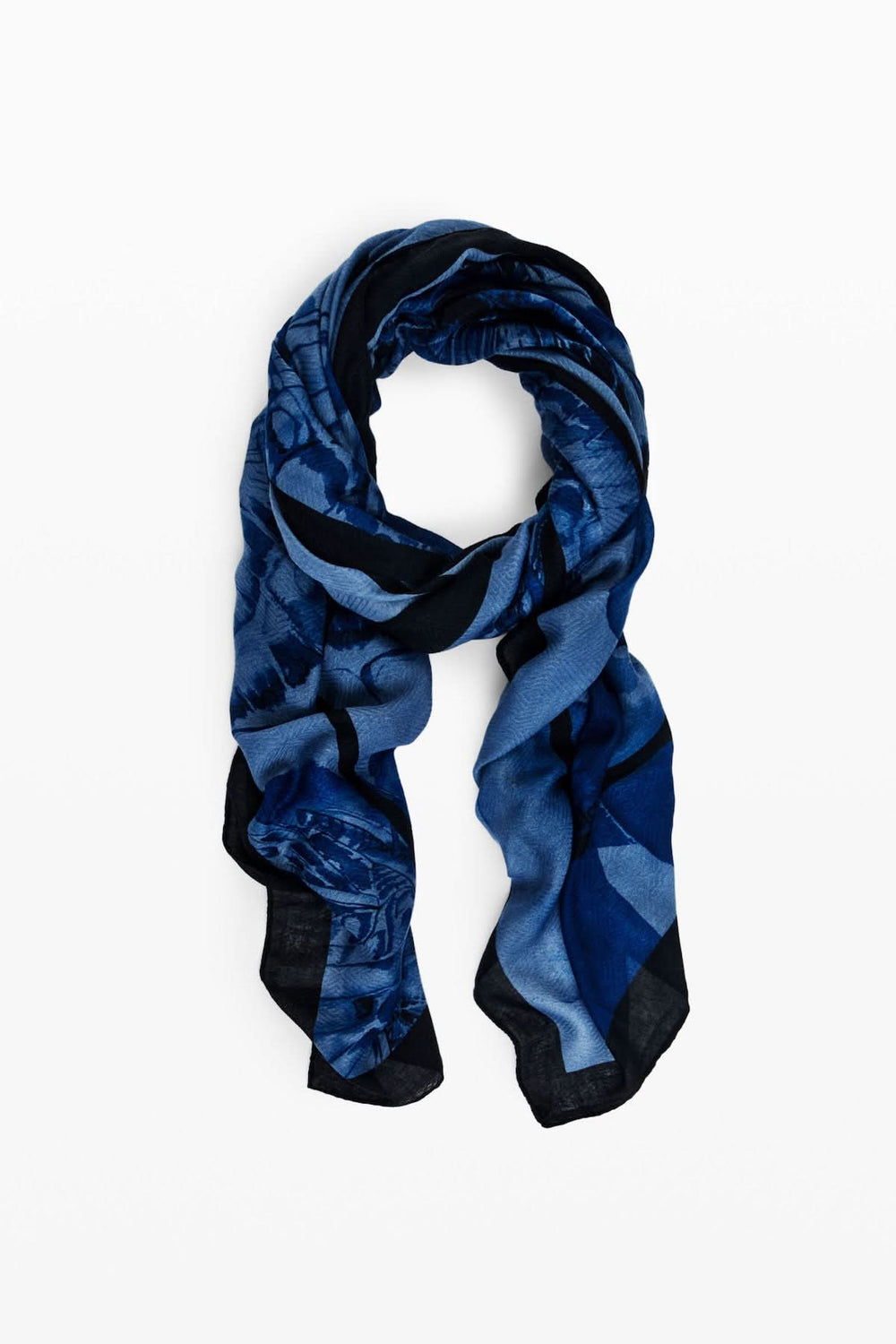 Foulard rectangulaire en bleu, idéal pour un style chic et décontracté, à porter autour du cou ou sur les épaules.