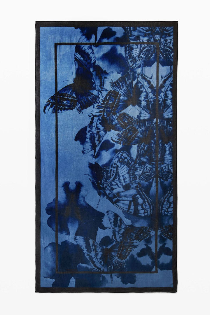 Foulard rectangulaire bleu avec motif papillons, ajoutant une touche dynamique et chic à votre tenue.