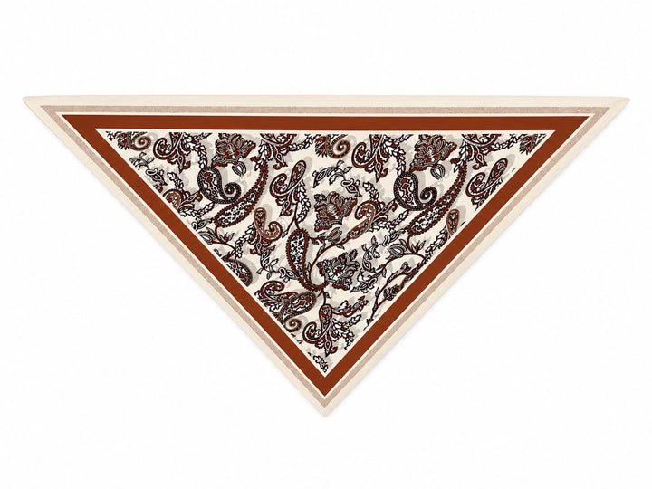 Foulard triangulaire imprimé avec motif élégant, matière légère et bordures soigneuses.