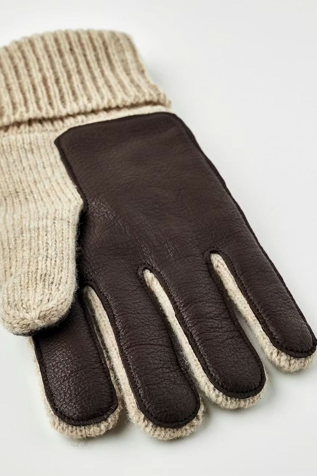 Ganst en maille, gants en tissu et cuir marron pour protection et confort par temps froid.