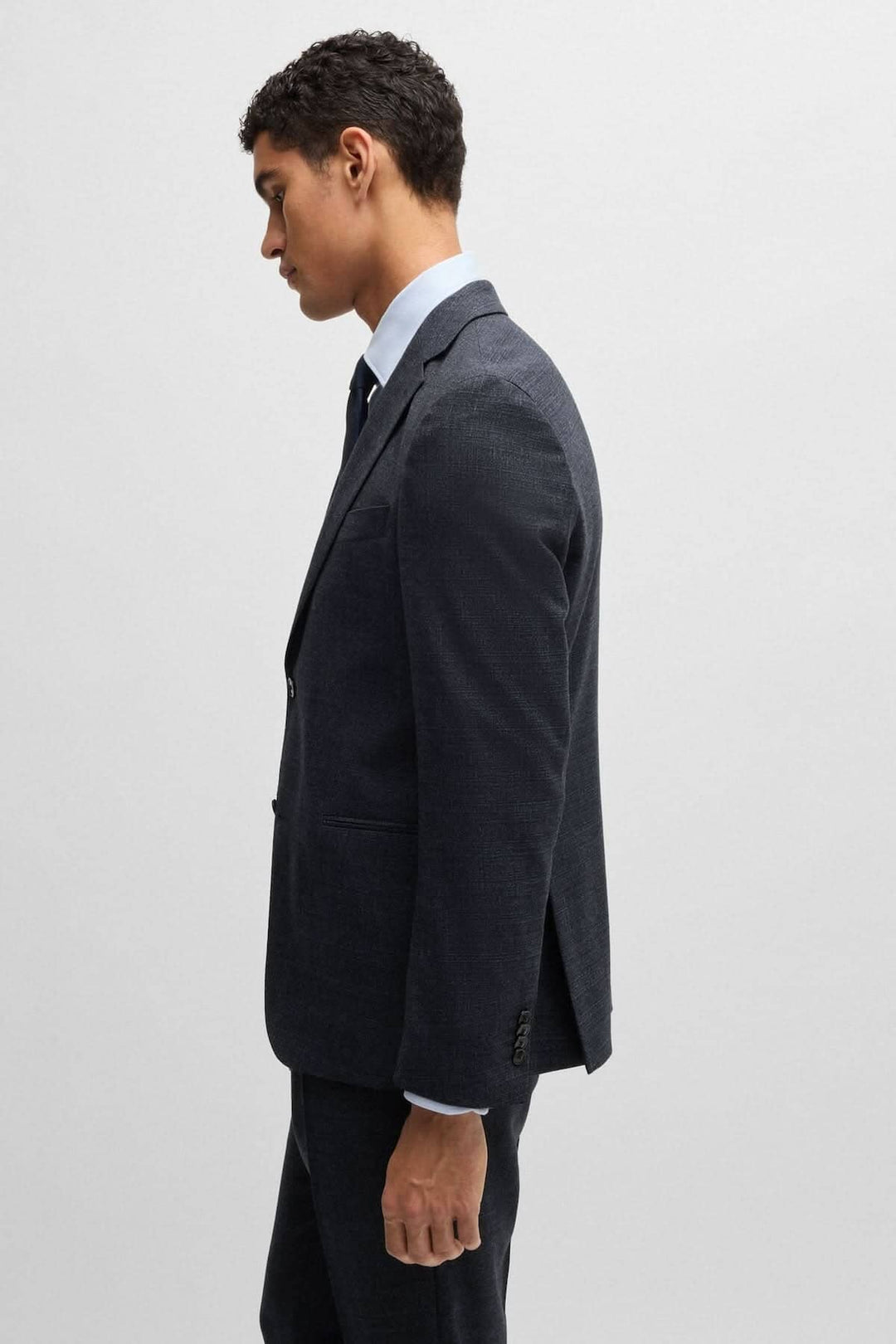 Costume deux pièces BOSS en laine stretch marine, coupe slim, visibilité de profil.