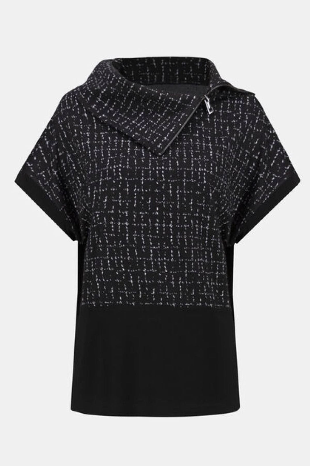 Haut noir à manches courtes, motif graphique quadrillé, col asymétrique et fermeture éclair décorative.
