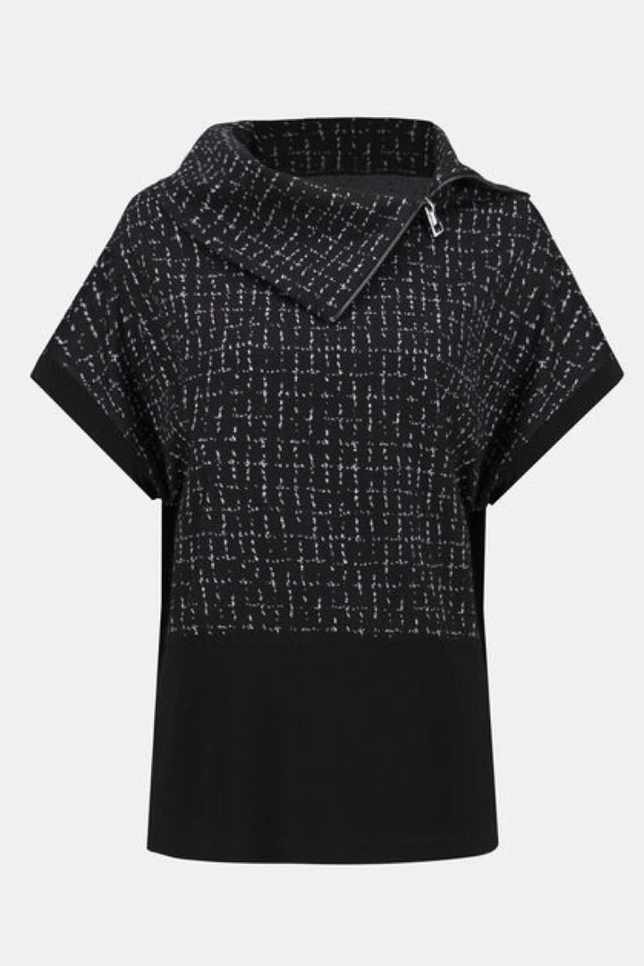 Haut noir à manches courtes, motif graphique quadrillé, col asymétrique et fermeture éclair décorative.