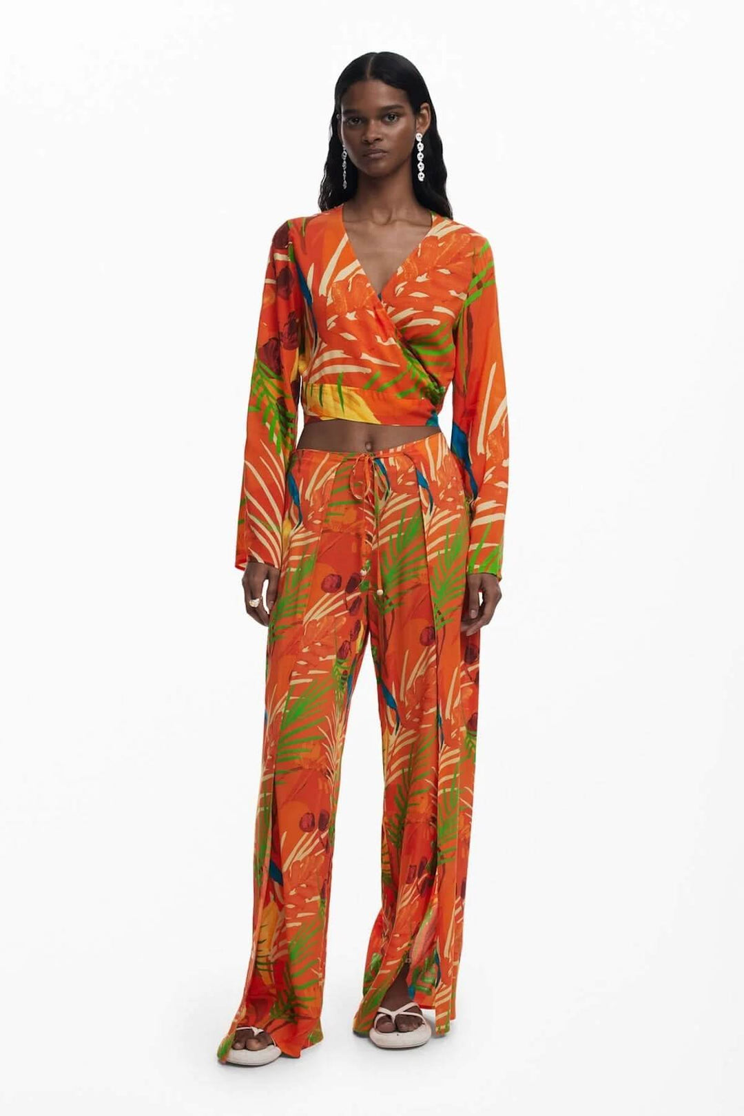 Haut cache-cœur tropical à manches longues et pantalon assorti, look bohème et élégant.