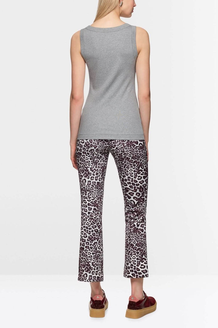 Femme portant un haut sans manches en coton côtelé gris, avec finition contrastée, vu de dos.