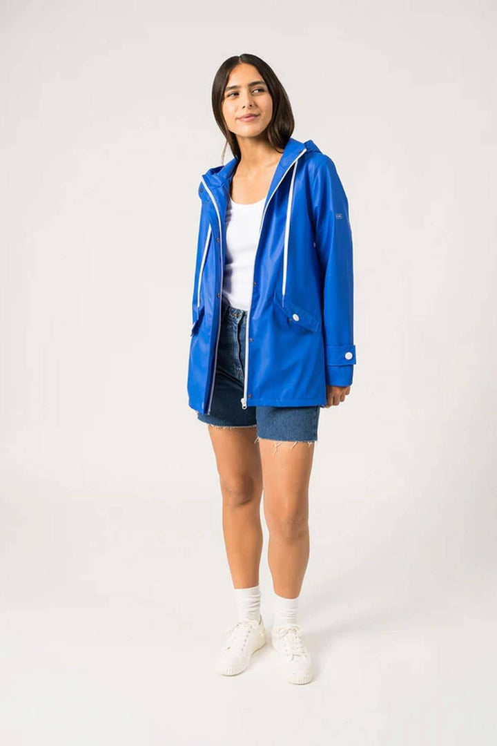 Femme portant un imperméable bleu STE GAIA, idéal pour la pluie au printemps.