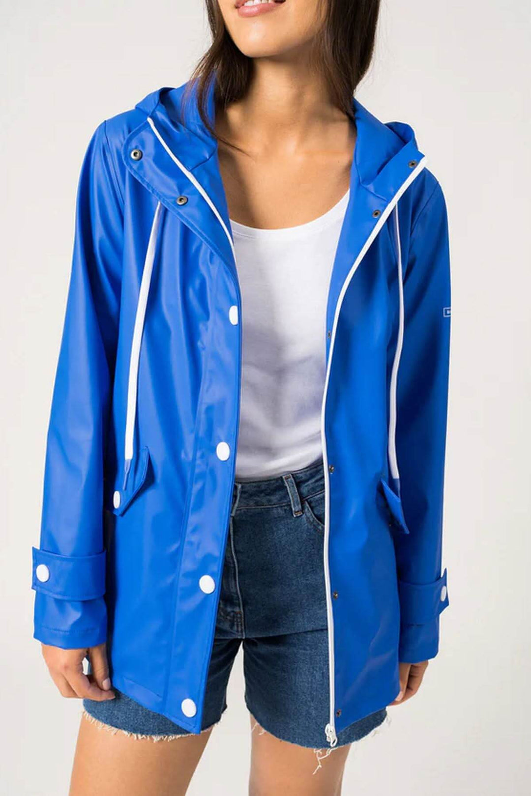 Femme portant un imperméable bleu, parfait pour le printemps, avec un style moderne et pratique.