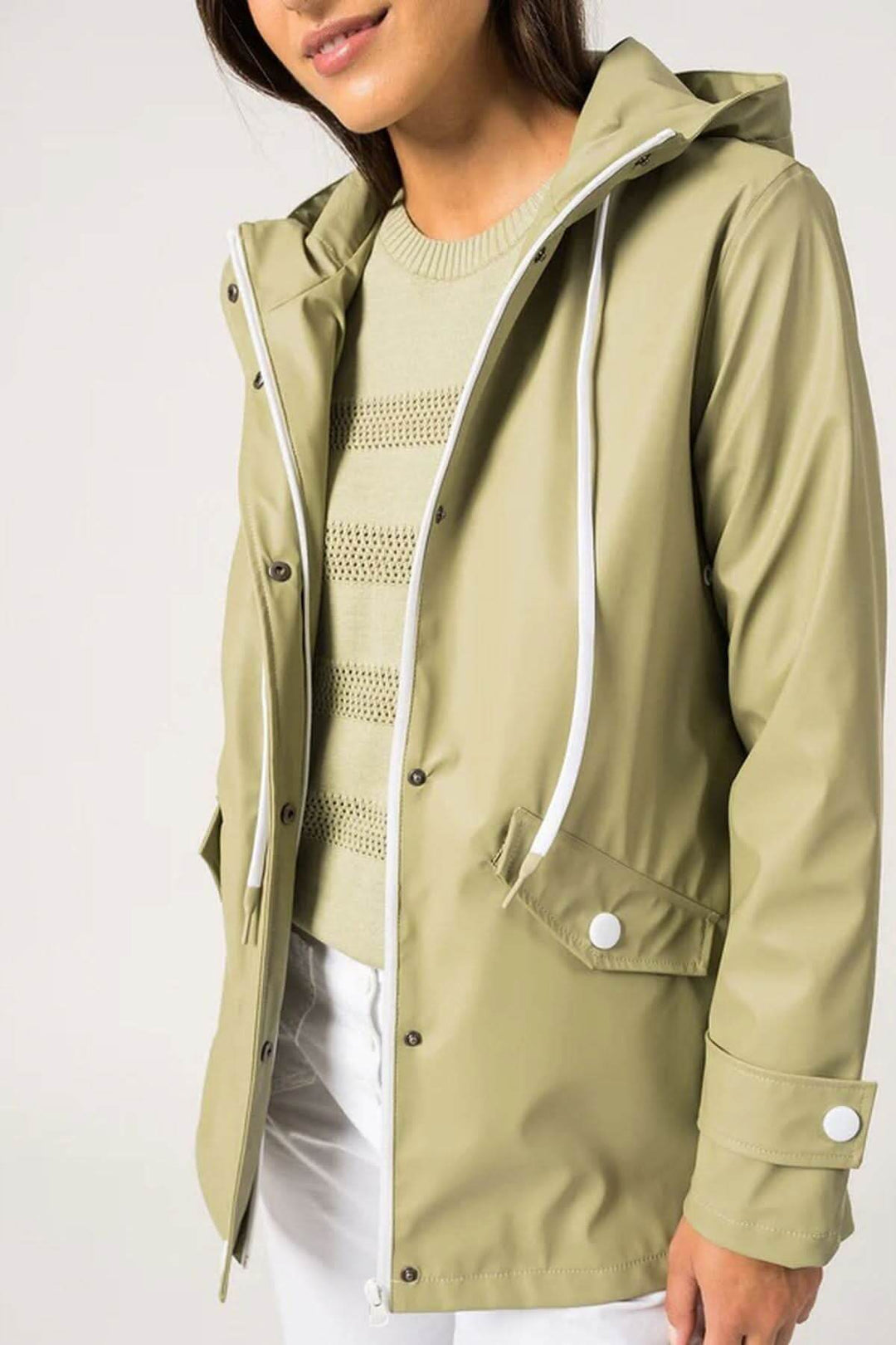 Parka imperméable Ste Gaia en couleur beige, avec capuche et poches, parfaite pour le printemps.