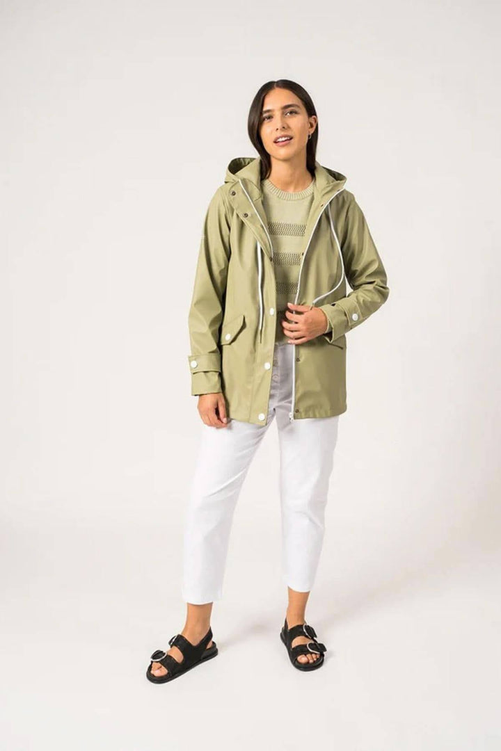 Femme portant un imperméable Ste Gaia vert, look moderne, parfait pour les intempéries.