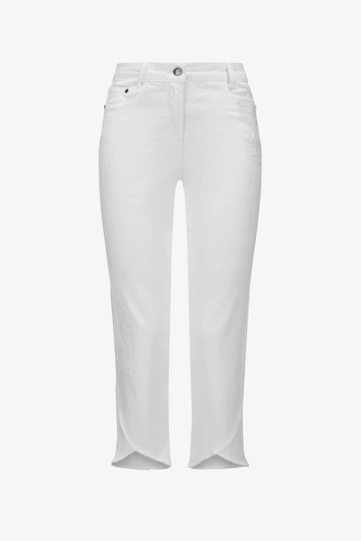 Jean 7/8 blanc avec ourlet effiloché et broderie, coupe ajustée, style moderne et élégant.
